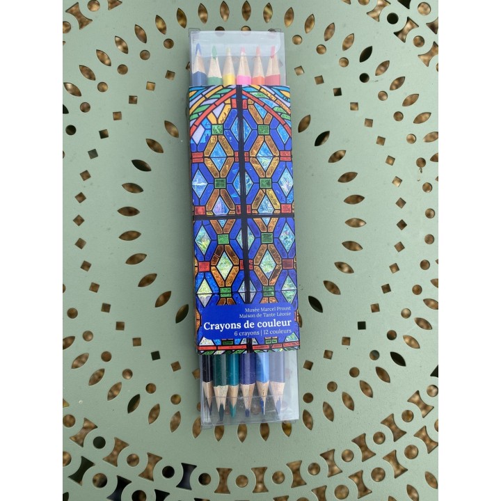 Lot livre de coloriage + boîte de crayons de couleur