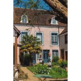 carte postale de la maison - la façade avec statues