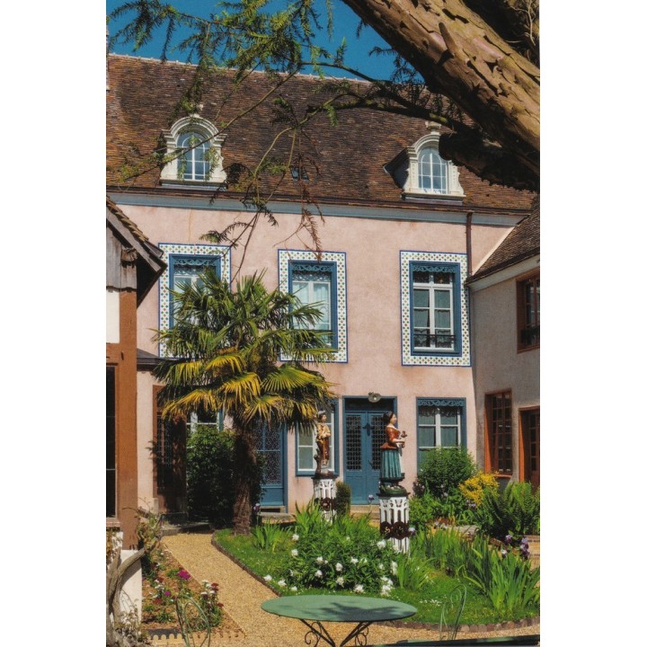 carte postale de la maison - la façade avec statues